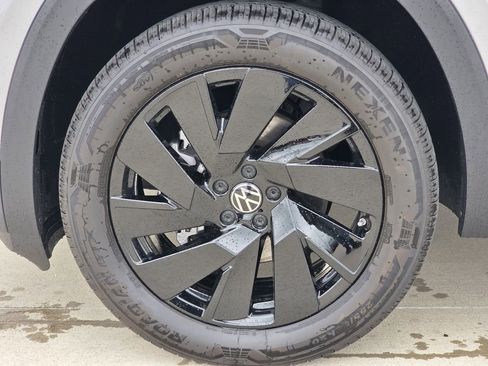 New 2026 Volkswagen Atlas SE FWD image 8
