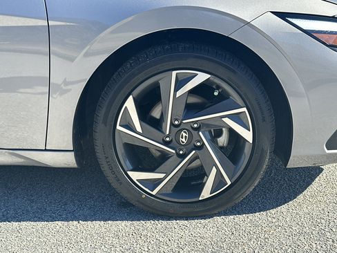 Used 2024 Hyundai Elantra Limited image 12