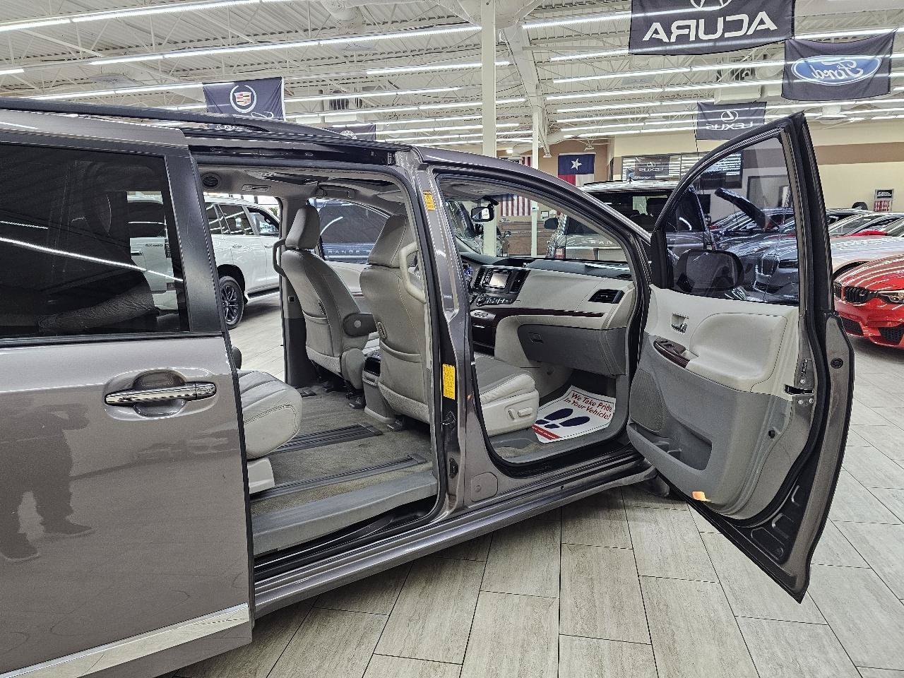 Used 2013 Toyota Sienna XLE FWD image 17