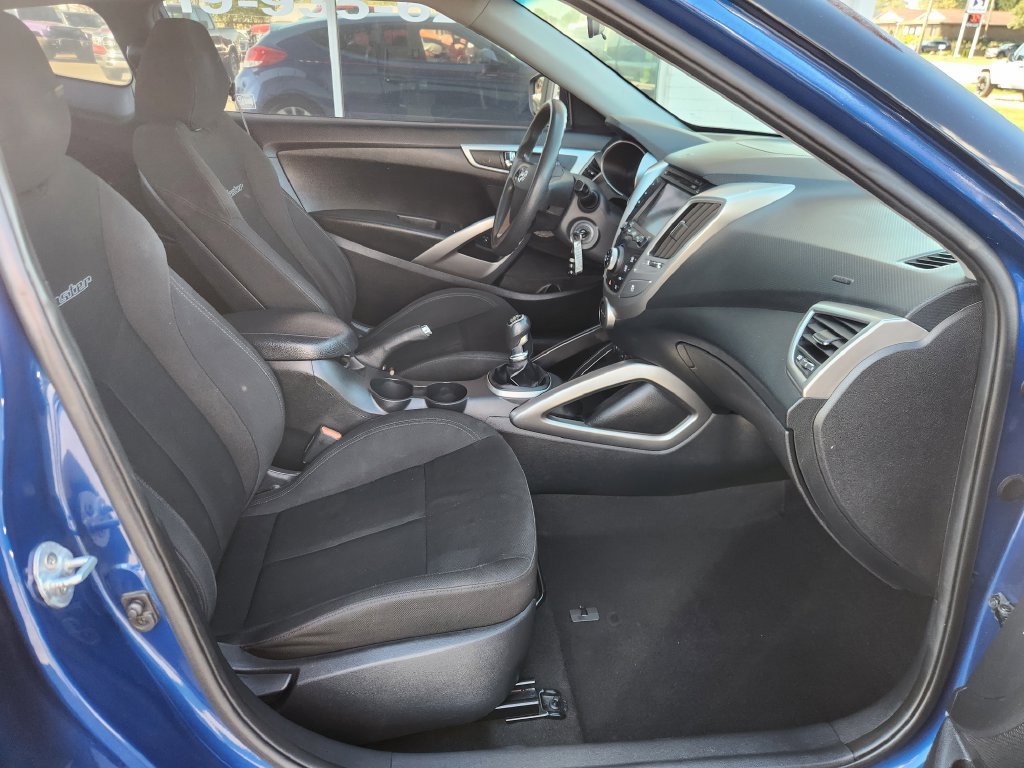 Used 2016 Hyundai Veloster FWD image 10