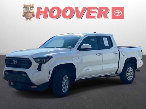 Used 2025 Toyota Tacoma SR5 AWD/4WD image 5