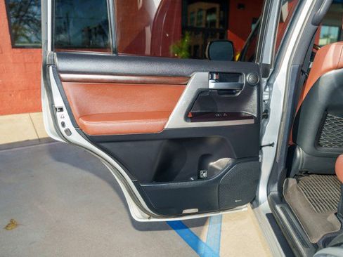 Used 2016 Toyota Land Cruiser image 24