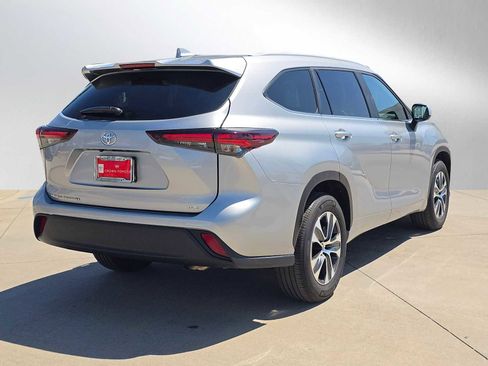 Certified 2025 Toyota Highlander XLE FWD image 3