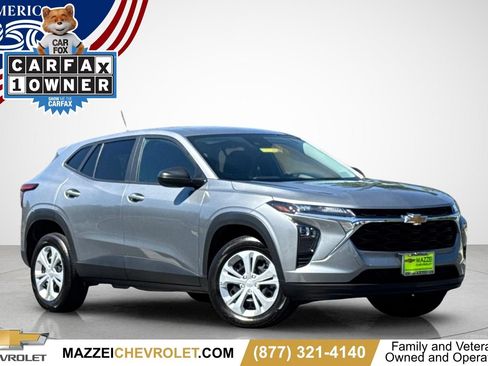 Used 2025 Chevrolet Trax LS FWD image 1