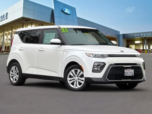 Used 2021 Kia Soul LX image 2