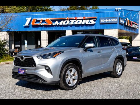 Used 2024 Toyota Highlander LE AWD/4WD image 1