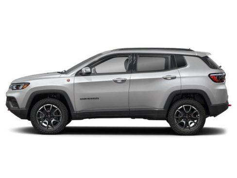 Used 2025 Jeep Compass Trailhawk image 3