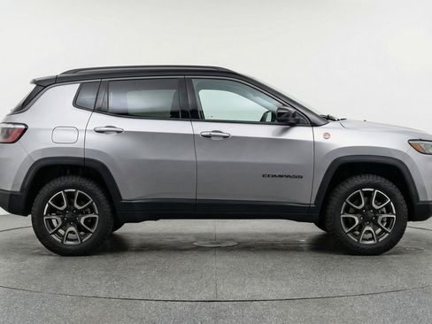 Used 2025 Jeep Compass Trailhawk image 11