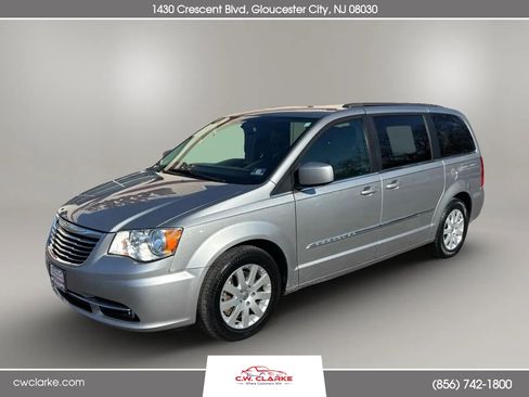 Used 2016 Chrysler Town & Country Touring image 10