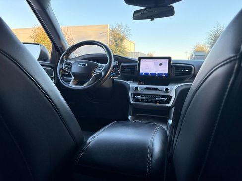 Used 2022 Ford Explorer XLT w/ Equipment Group 202A image 9
