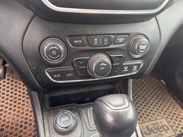 Used 2020 Jeep Cherokee Latitude Plus w/ Cold Weather Group AWD/4WD image 9