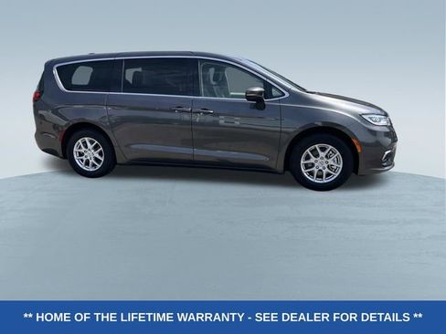 Used 2023 Chrysler Pacifica Touring-L FWD image 2