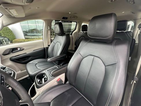 Used 2024 Chrysler Pacifica Touring-L image 11