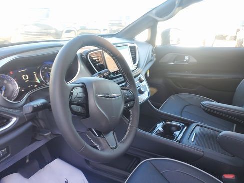 New 2026 Chrysler Pacifica Limited image 21