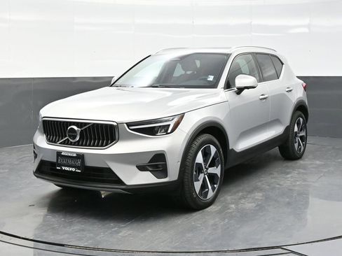Used 2025 Volvo XC40 B5 Plus AWD/4WD image 2