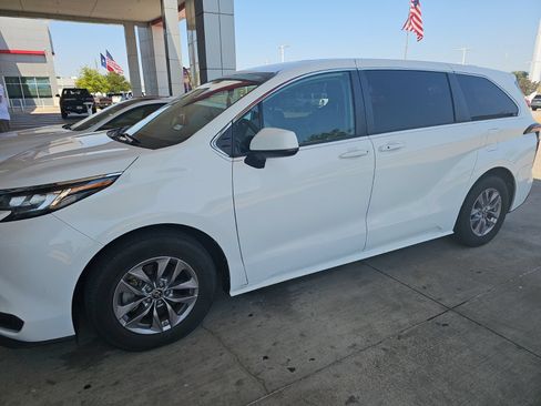 Used 2022 Toyota Sienna LE FWD image 1