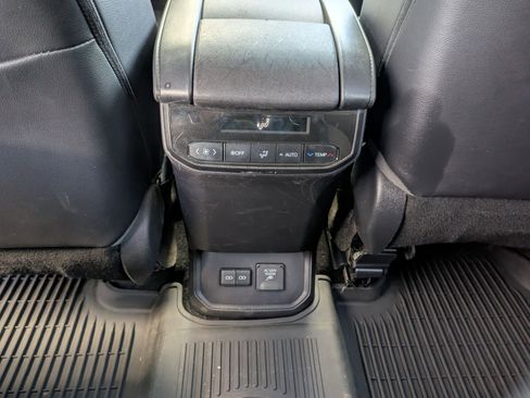 Used 2023 Toyota Highlander Limited image 11