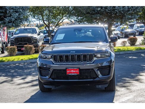 Used 2024 Jeep Grand Cherokee Laredo X w/ Luxury Tech Group I AWD/4WD image 3