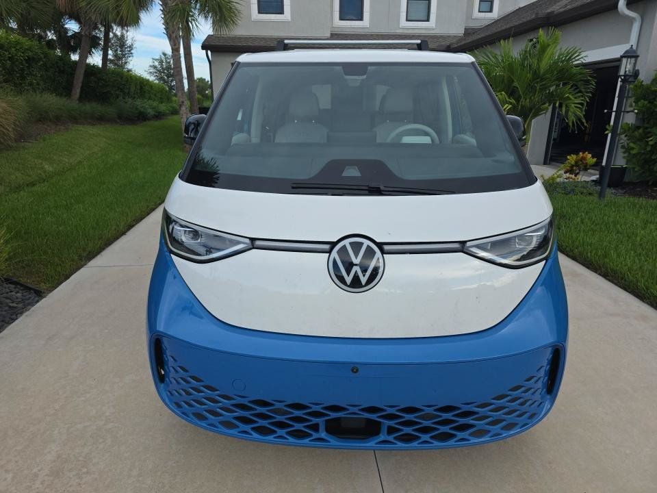 Used 2025 Volkswagen ID. Buzz 1st Edition RWD image 3