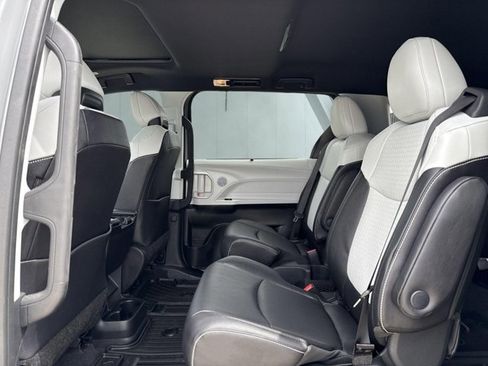 Used 2026 Toyota Sienna XSE FWD image 11