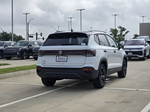 New 2026 Volkswagen Taos SE FWD image 4