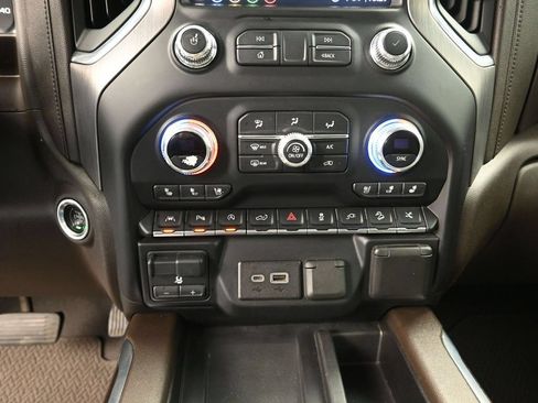 Used 2020 GMC Sierra 1500 Denali w/ Denali Ultimate Package AWD/4WD image 18