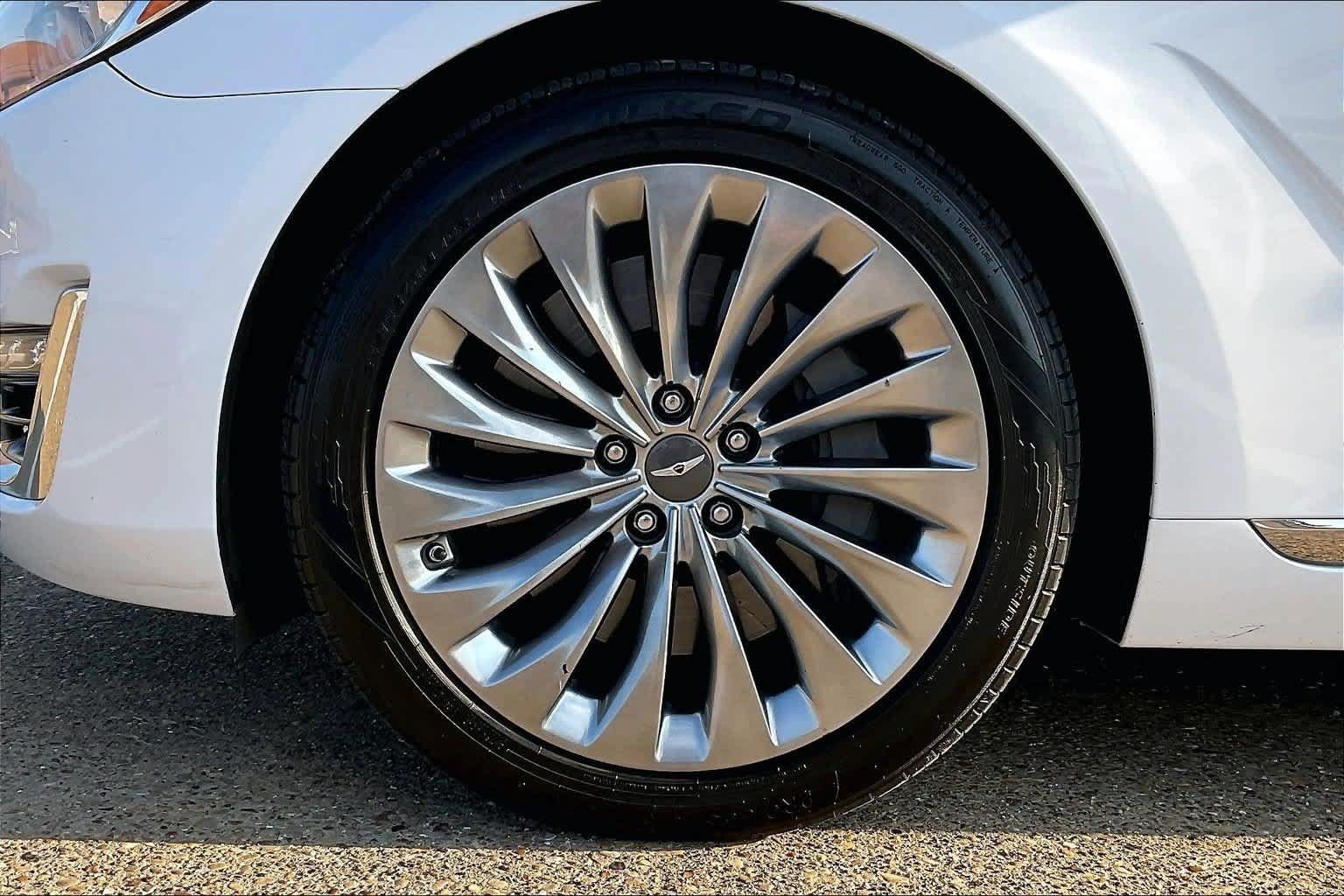Used 2018 Genesis G90 3.3T Premium RWD image 7