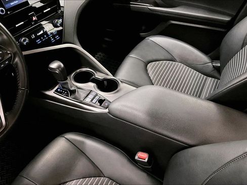Used 2022 Toyota Camry SE w/ Convenience Package FWD image 18