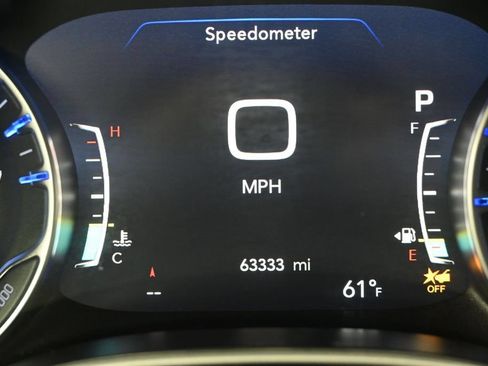 Used 2024 Chrysler Pacifica Touring-L FWD image 11