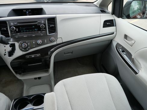 Used 2011 Toyota Sienna LE w/ Towing Pkg FWD image 11