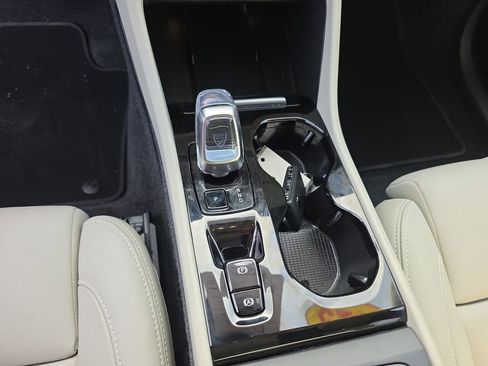 Used 2025 Volvo XC40 B5 Plus w/ Protection Package Premier image 30