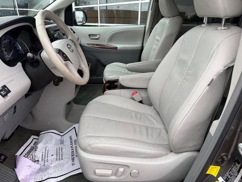 Used 2012 Toyota Sienna XLE image 17
