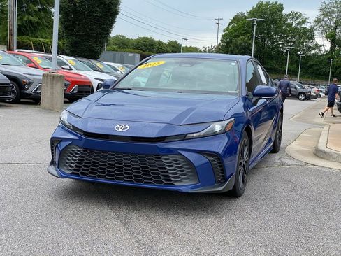Used 2025 Toyota Camry SE FWD image 3