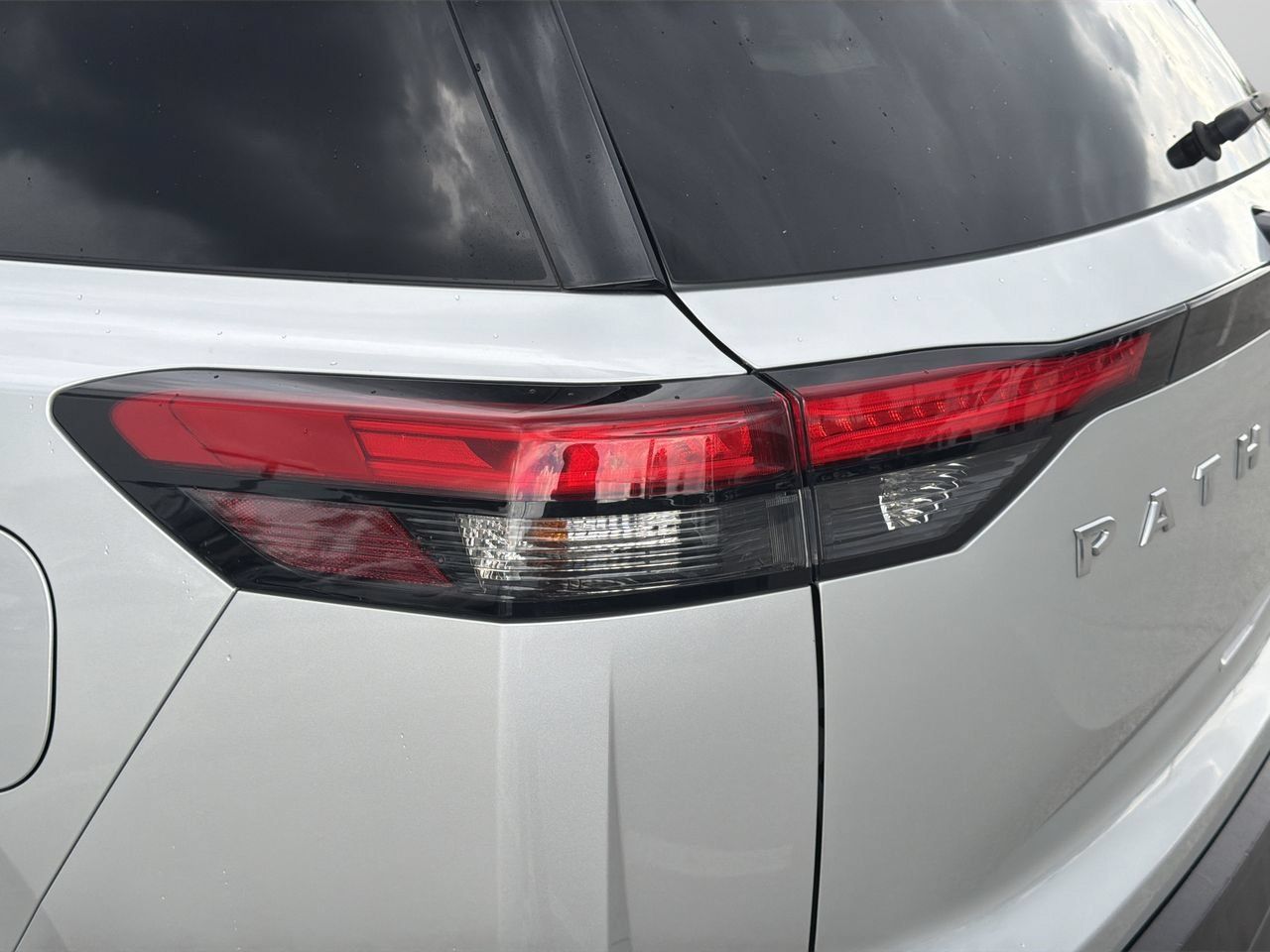Used 2024 Nissan Pathfinder SV FWD image 7