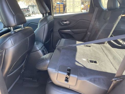 Used 2019 Jeep Cherokee Latitude Plus w/ Cold Weather Group AWD/4WD image 20