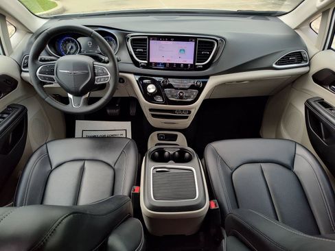 Used 2024 Chrysler Pacifica Touring-L FWD image 21