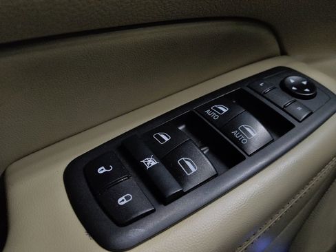 Used 2021 Jeep Grand Cherokee Laredo AWD/4WD image 27