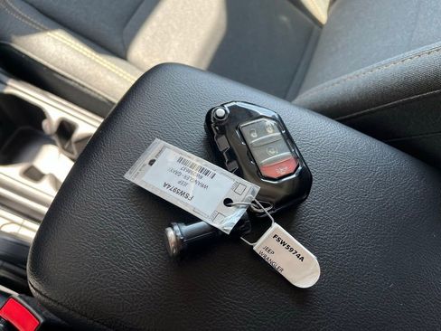 Used 2024 Jeep Wrangler Willys AWD/4WD image 32