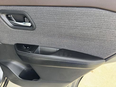 Used 2023 Nissan Rogue SV image 11