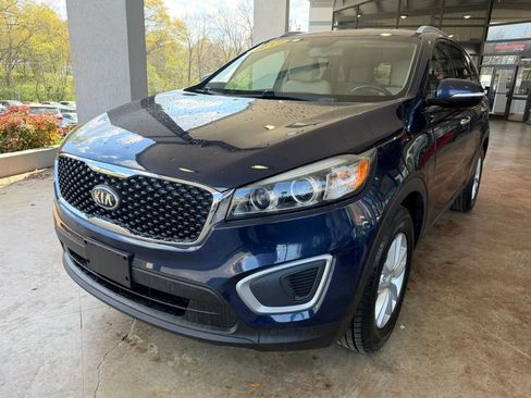 Used 2017 Kia Sorento LX w/ LX Convenience Package image 3