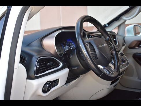 Used 2019 Chrysler Pacifica Touring-L image 15