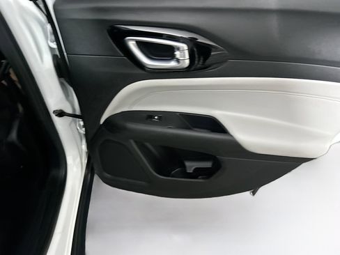 Used 2025 Jeep Compass Limited image 28