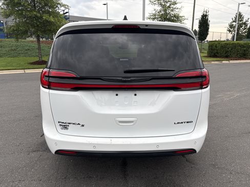 Used 2023 Chrysler Pacifica Limited w/ Uconnect Theater Family Group FWD image 8