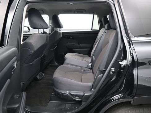 Used 2023 Toyota Highlander L image 27