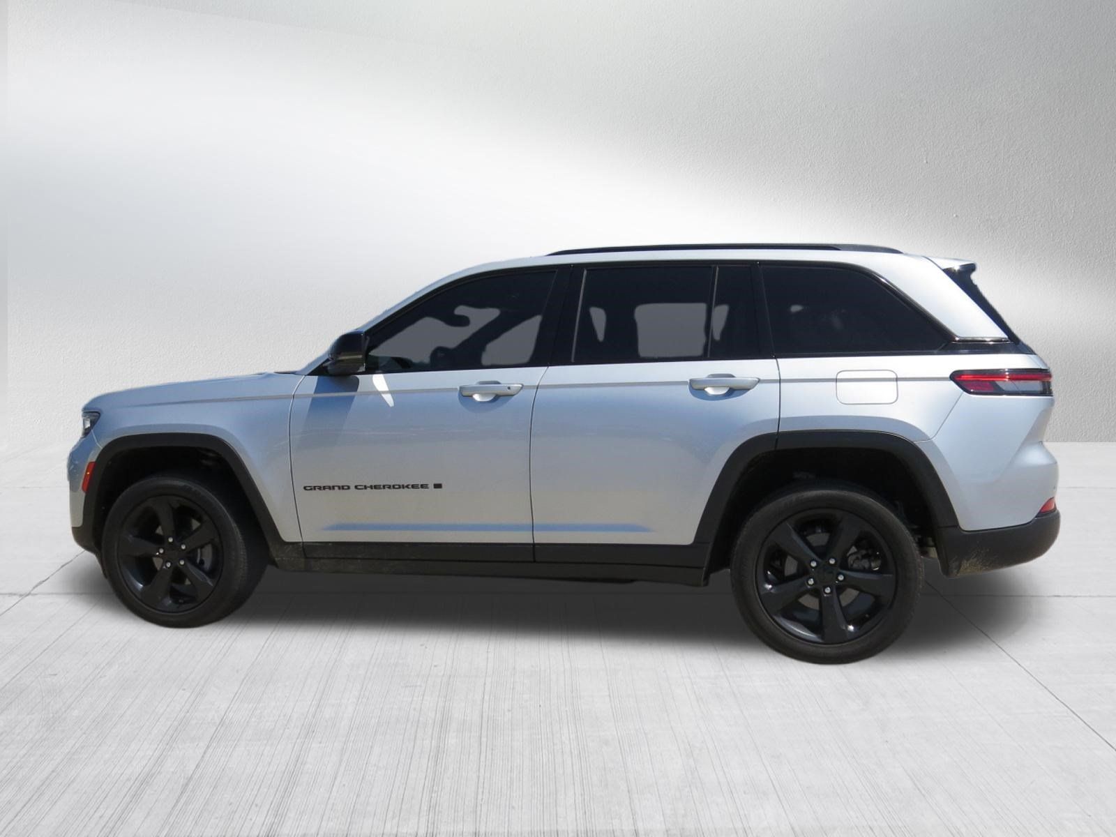 Used 2024 Jeep Grand Cherokee Altitude AWD/4WD image 6