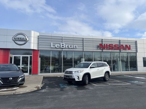 Used 2019 Toyota Highlander XLE image 1