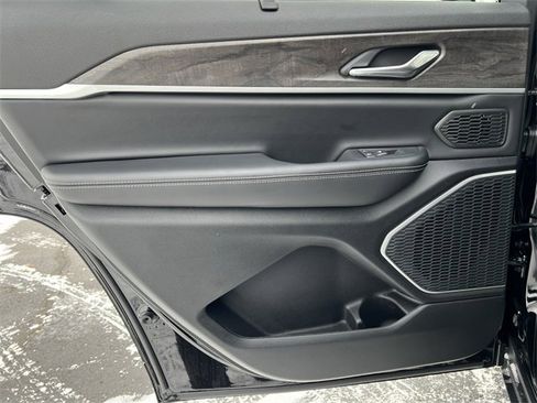 New 2025 Jeep Grand Cherokee L Limited w/ Luxury Tech Group II image 34