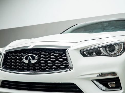 Used 2018 INFINITI Q50 Luxe w/ Essential Package (3.0T Luxe) RWD image 2