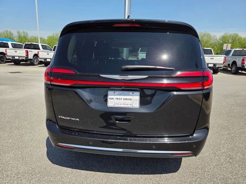 Used 2023 Chrysler Pacifica Touring-L FWD image 10