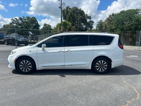 Used 2021 Chrysler Pacifica Limited w/ Uconnect Theater Family Group FWD image 2